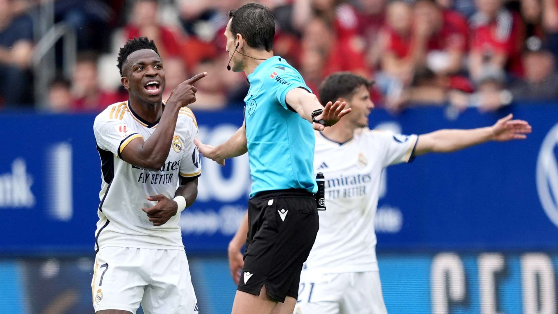 Vinicius Junior complains with ref Real Madrid 2023-24