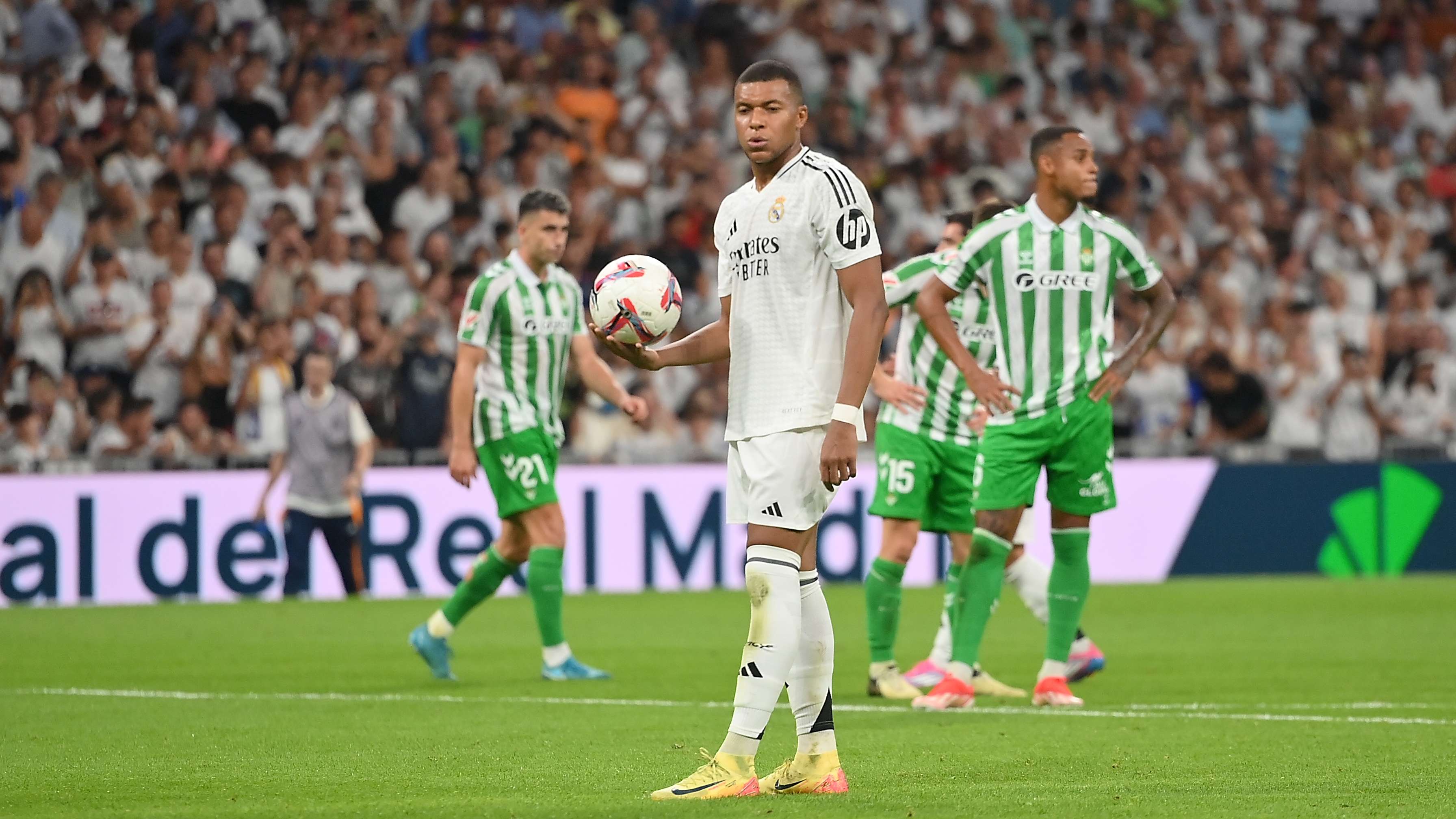 Real Madrid CF v Real Betis Balompie - La Liga EA Sports