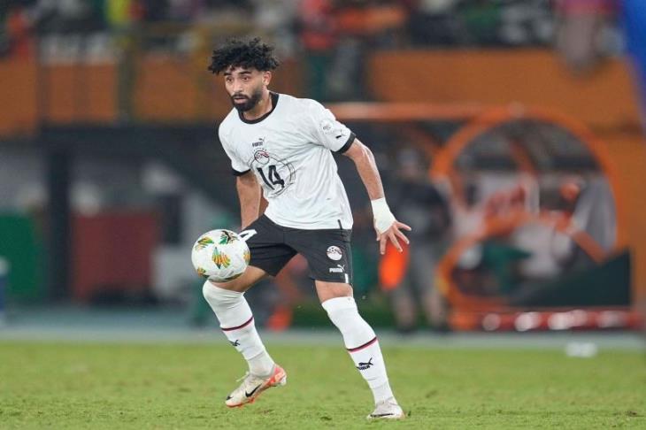 لماذا يرغب الاتحاد في التعاقد مع فواز الصقور لاعب الشباب؟ 