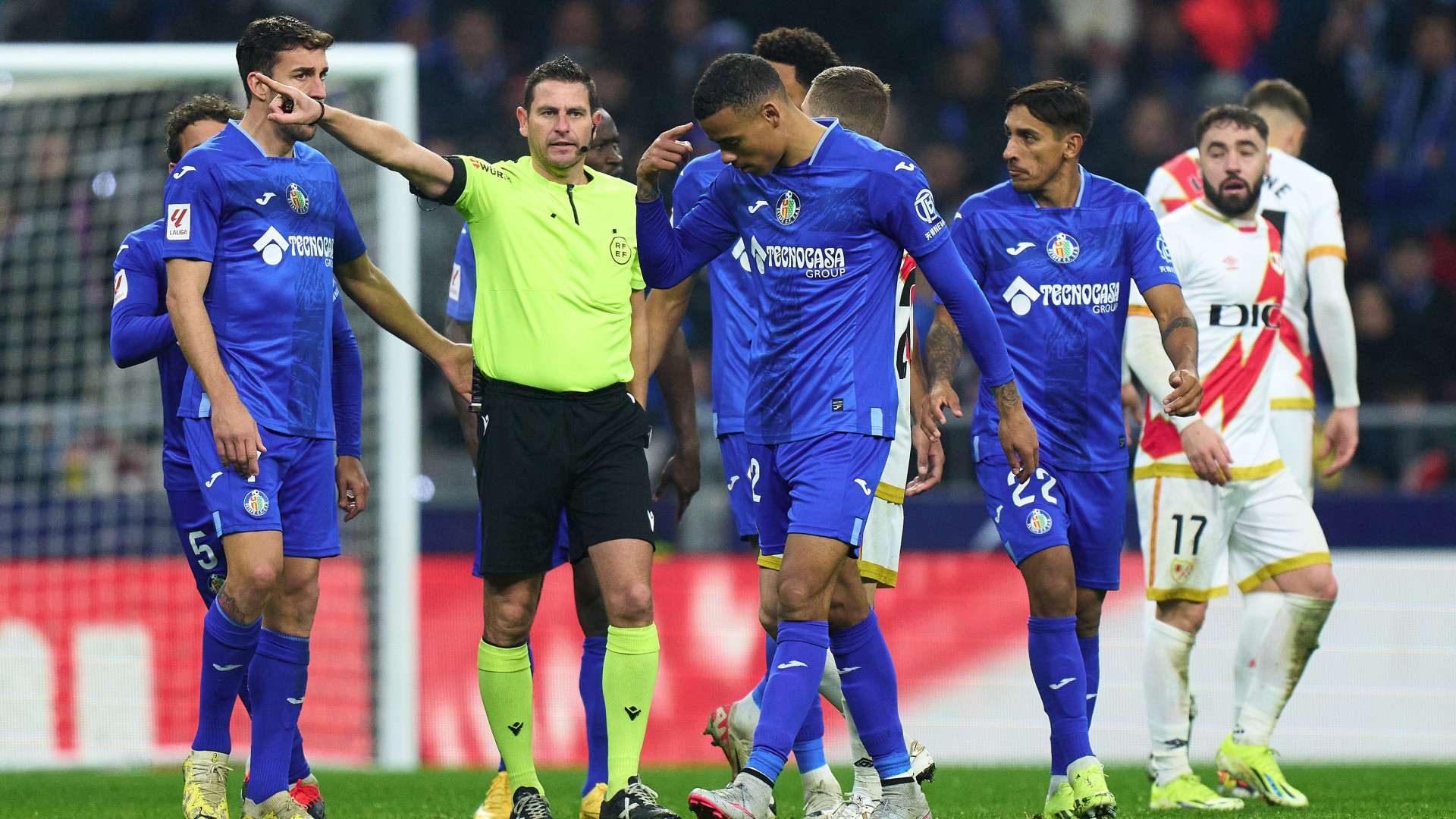 في غفلة من الهلال.. الأهلي يجهز سلاحه الفتاك قبل الكلاسيكو | 