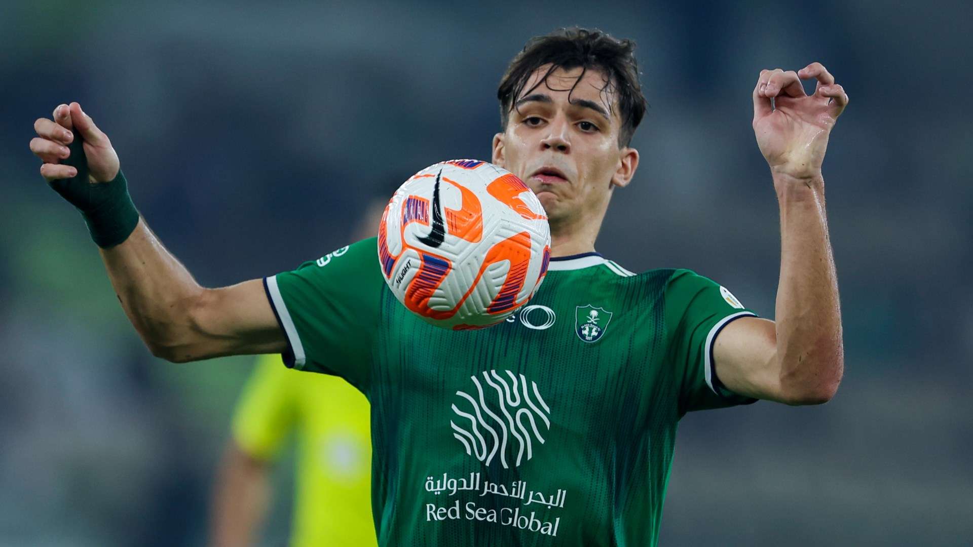 الهلال يهزم الوحدة بثنائية في الدوري السعودي 