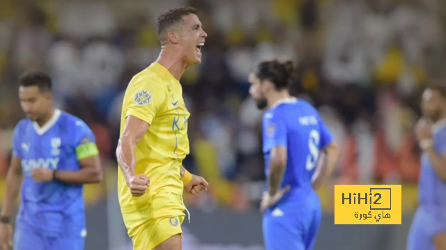 صور : رفع نجوم الهلال كأس الدوري السعودي 