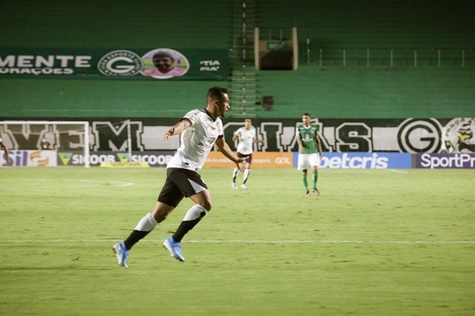 شاهد.. تيفو خيالي من جماهير الجزيرة ضد العين في الدوري الإماراتي - Scores 