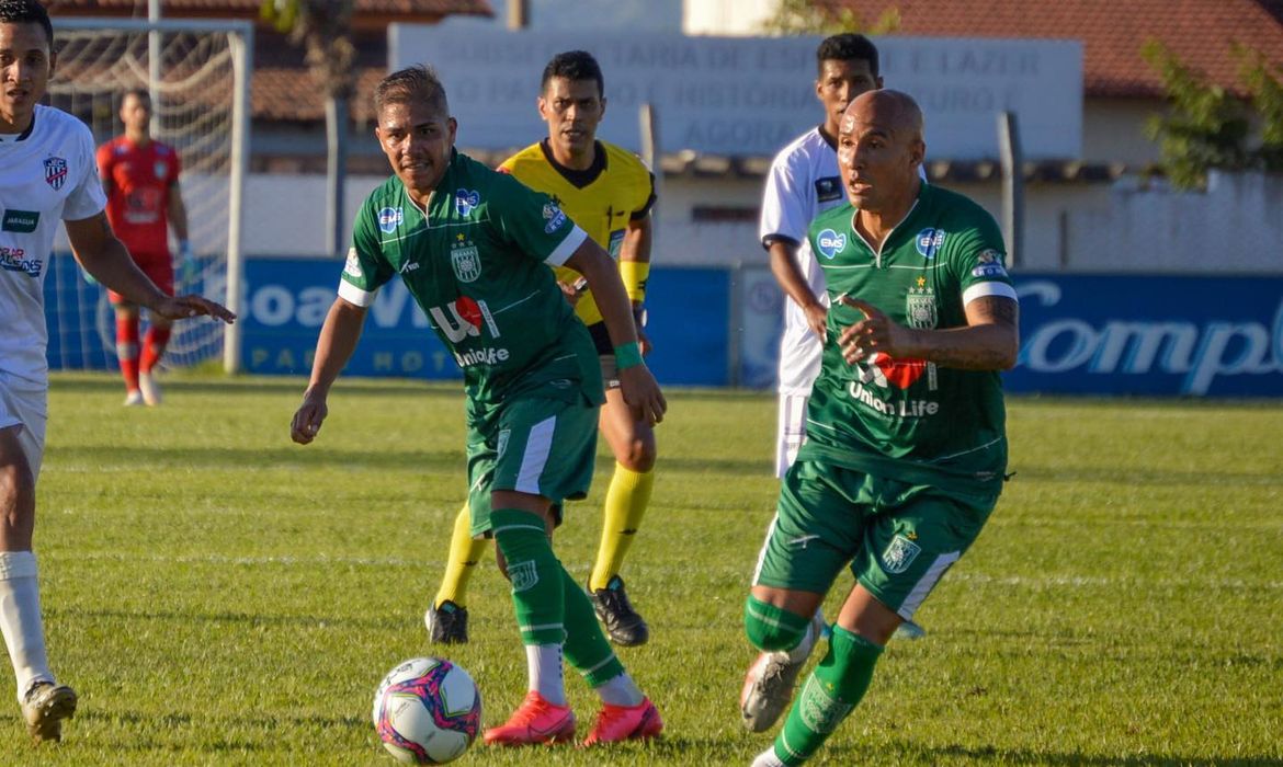 الكاف يستبعد فريقين من جوائز الأفضل.. ويشعل صراعاً بين الأهلي والزمالك 