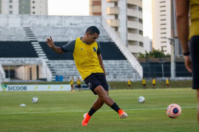 دفاع الهلال أمام الاتفاق في الدوري السعودي 