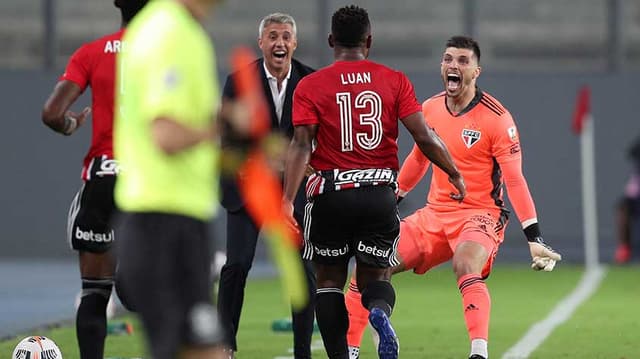 النصر يُحاول حل أزمته الدفاعية أمام الهلال بحل من "خارج القائمة" | 