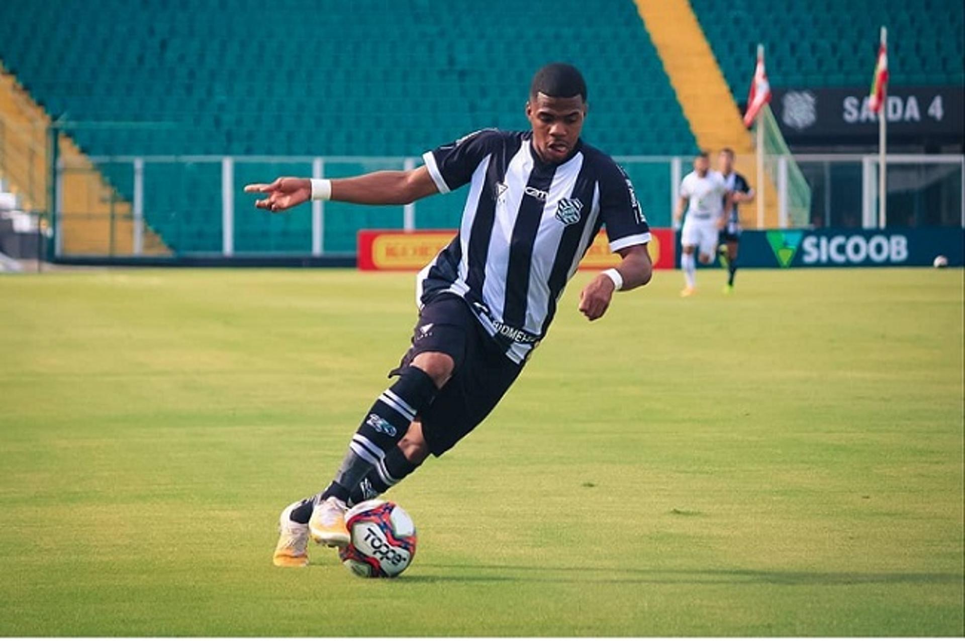 بعد الاتفاق مع نجم الاتحاد .. نيوم يخطط لخطف لاعب الهلال أيضًا! | 