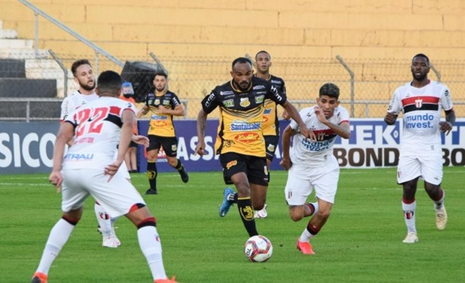 انطلاق مباراة النصر والطائي في دوري روشن السعودي 