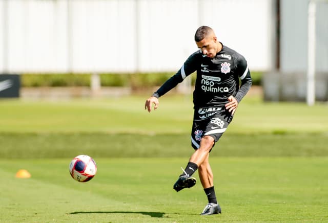 نبيل فقير يشعل الصراع بين كبار دوري روشن 