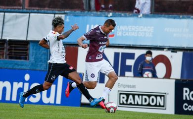 فيديو | إعلامي نصراوي يعد لاعبي الخليج بمكافأة حال الفوز على الهلال! | 