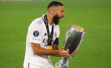 كيف يمكن لريال مدريد التعاقد مع فيكتور أوسيمين ؟ 