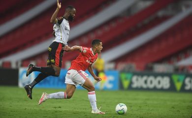 دفاع النصر أمام الهلال في الدوري السعودي 