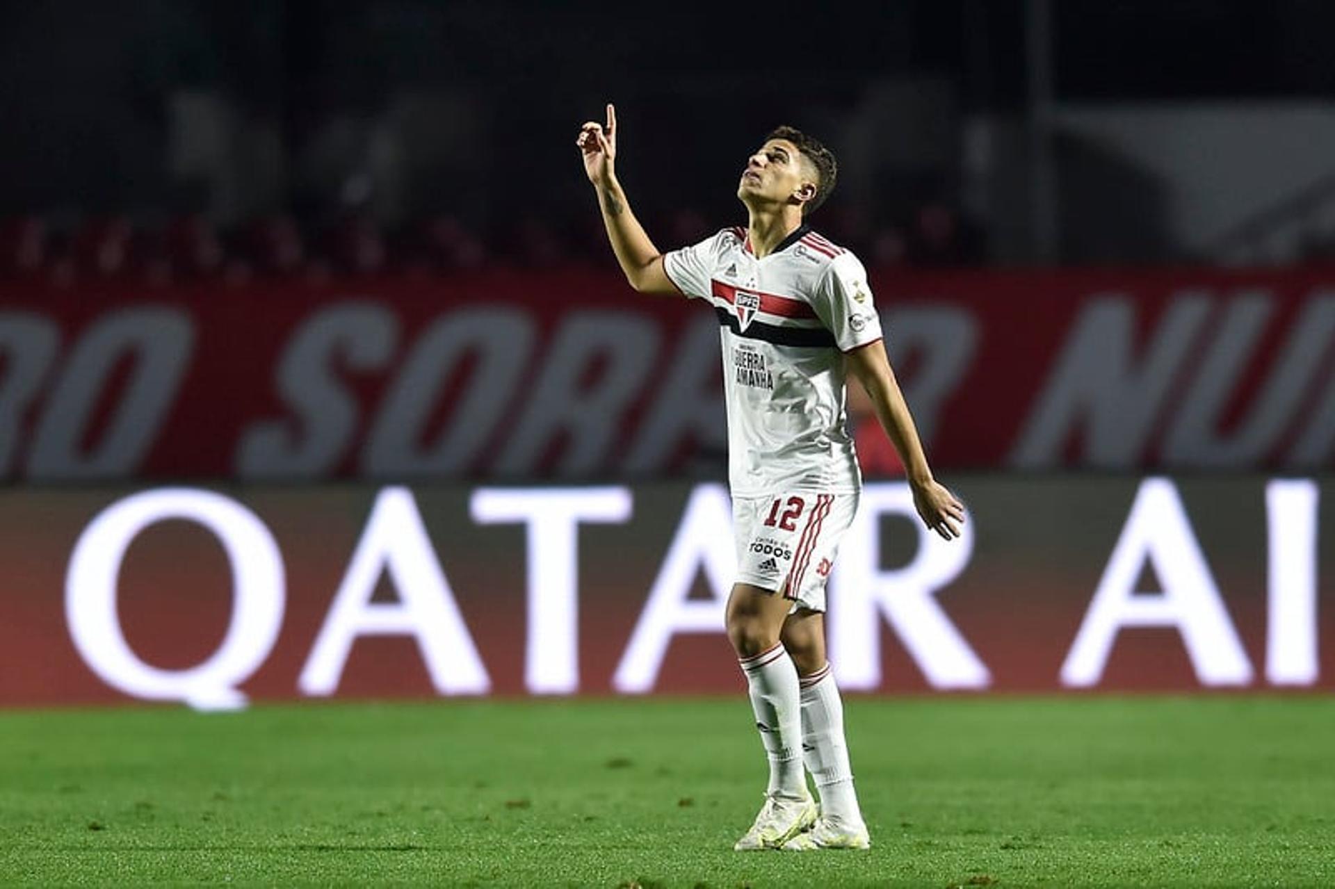 صفقة من الدوري السعودي .. ستيفن جيرارد يريد ضم هذا اللاعب المتألق للاتفاق! | 