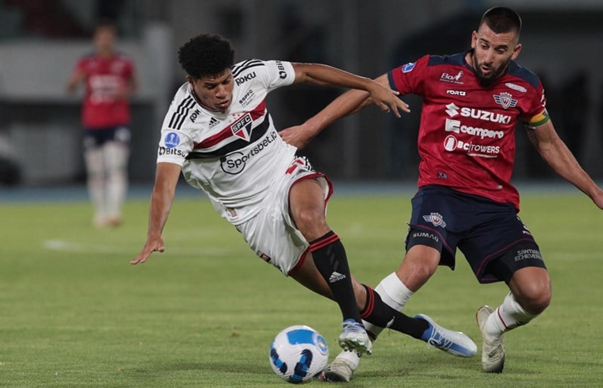 الهلال يهزم الوحدة بثنائية في الدوري السعودي 