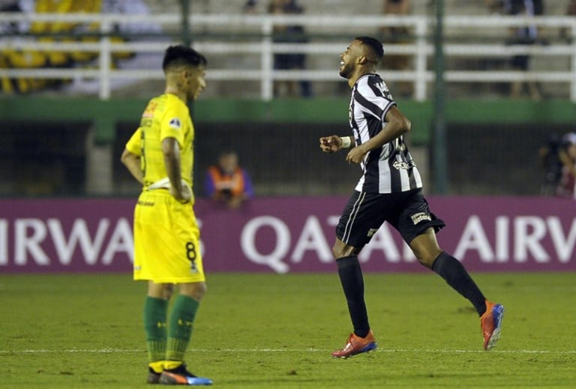 فيديو | 3 أطراف تدخلت لمنع الهدف .. أغرب فرصة ضائعة في الدوري السعودي هذا الموسم | 