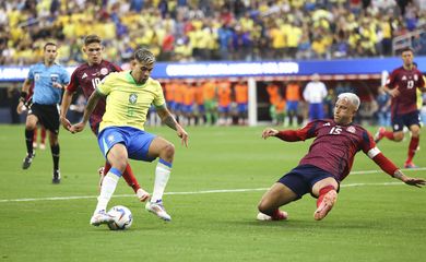 لاعب محلي وليس كريستيانو رونالدو ..  "أي هداف هلالي لا يقارن نهائيًا بنجم النصر التاريخي" | 