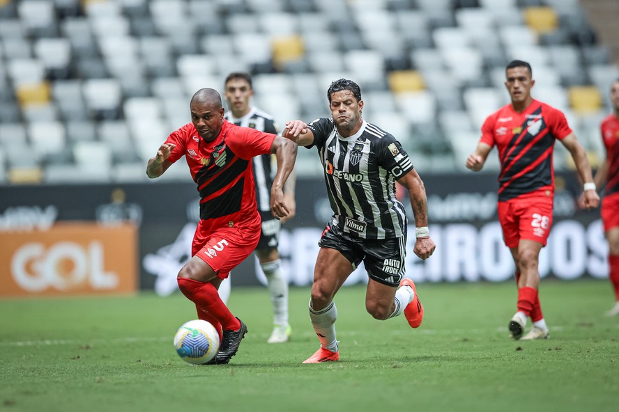 مهاجم الاتحاد في مرمى الانتقادات .. وليد الركراكي مستاء من عبدالرزاق حمد الله بعد كأس العالم | 