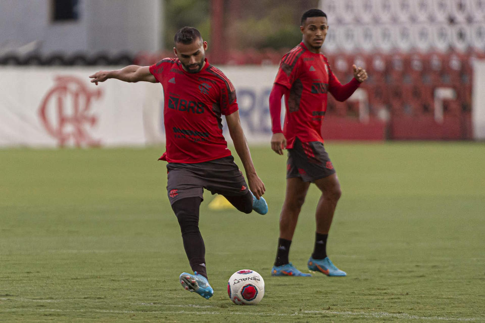 "استنزف فريقي" .. مدرب الشباب يتهم الهلال بالتسبب في التعثر أمام الطائي | 