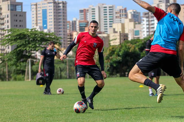 استسلام تشافي أمام الوضع المالي لبرشلونة 