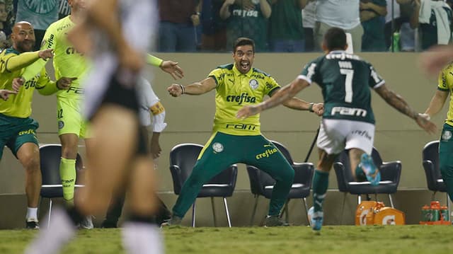 منتخب نيجيريا يصل كوت ديفوار بالزى الرسمى للمشاركة فى أمم أفريقيا (فيديو) 