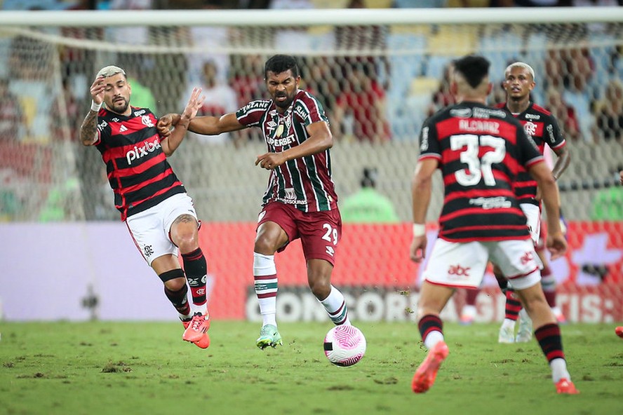 هل ينجح الهلال في التتويج بالدوري الذهبي؟ 