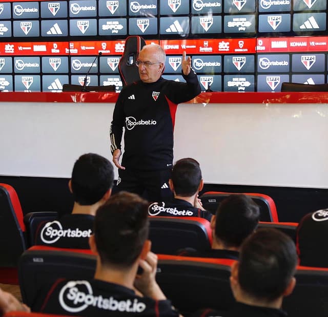 "البديل مفاجئ لجماهير الاتحاد" .. النصر يكتب نهاية لويس كاسترو في كلاسيكو الأهلي! | 