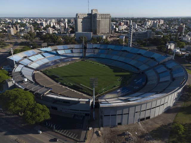 ما هي القنوات الناقلة لمباراة برشلونة وريال سوسييداد في الدوري الإسباني 2023-2024 وكيف تتابعها عبر الإنترنت؟ | 