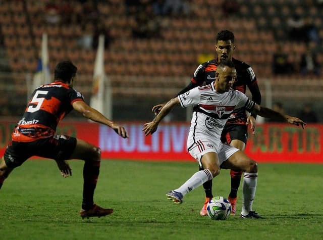 كومباني يغري كيميتش بللعب في مركزه الأصلي 