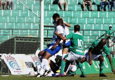 كم لاعب عربي سبق سعود عبد الحميد إلى الاحتراف في إيطاليا 