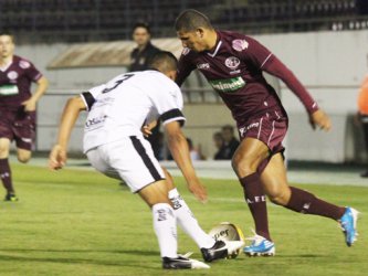 فيديو : لاعبو الاتحاد يطالبون بركلة جزاء أمام الشباب 